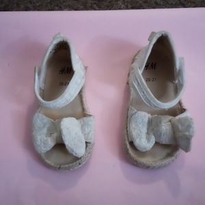 White sandals 4/5 toddler